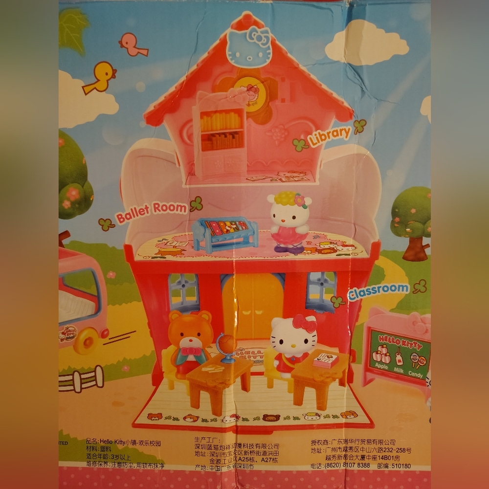 EXCLUSIVE - Hello Kitty Officially Licensed Happy Campus Playset - Picture 10 of 14